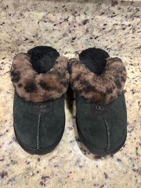 Ugg slippers women’s SZ 6 black cheetah
